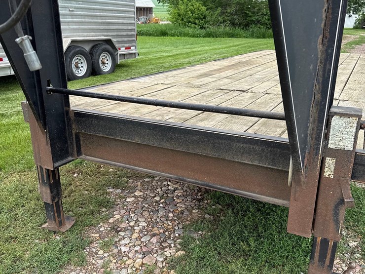 1994-dct-dressen-8ft-x-26ft-gooseneck-flatbed-trailer-image-18