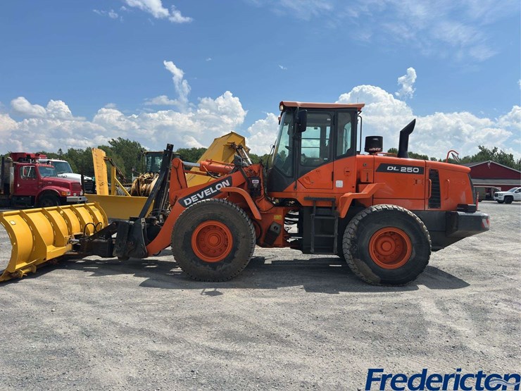 2014-doosan-dl250-image-6