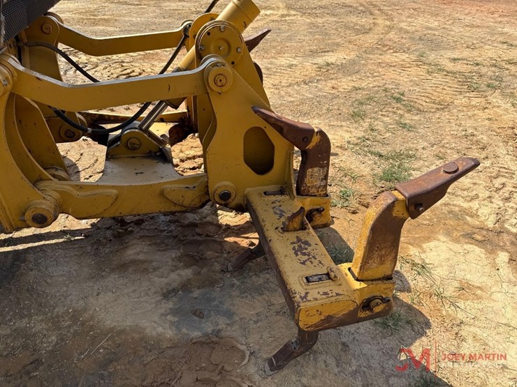 2011-caterpillar-140m2-image-9