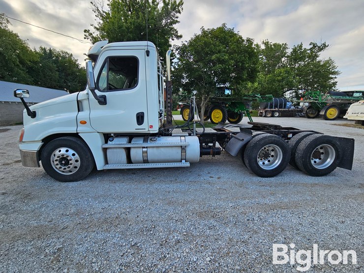 2012-freightliner-cascadia-125-image-8