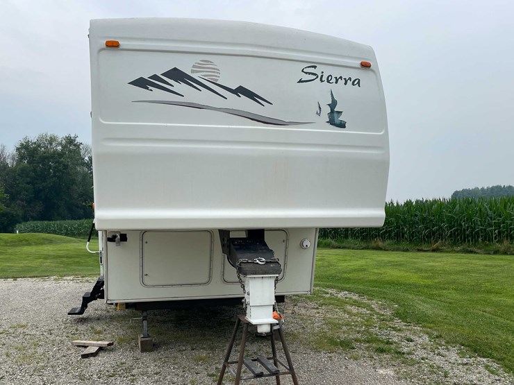 #8570-•-sierra-27'-gooseneck-camper-(has-wi-title)-image-2