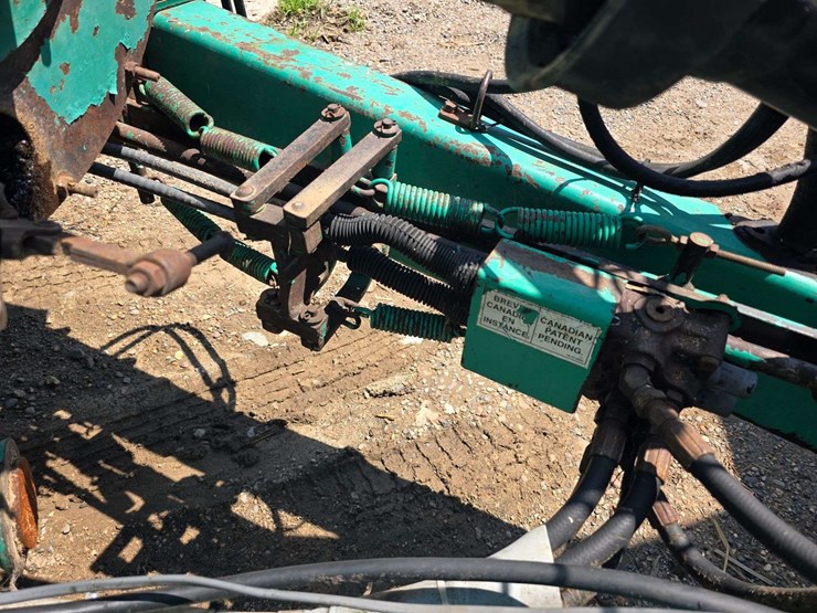 houle-7300-gallon-manure-tank,-3-axle,-front-and-back-axles-steer,-725/65-26-tires,-was-used-in-spri-image-37