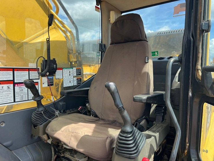 2013-komatsu-pc490-lc-10-image-36