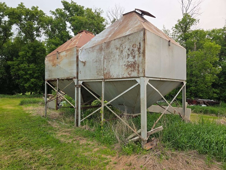 (2)-lowry-30-ton-bulk-bins,-loading-is-available-image-18