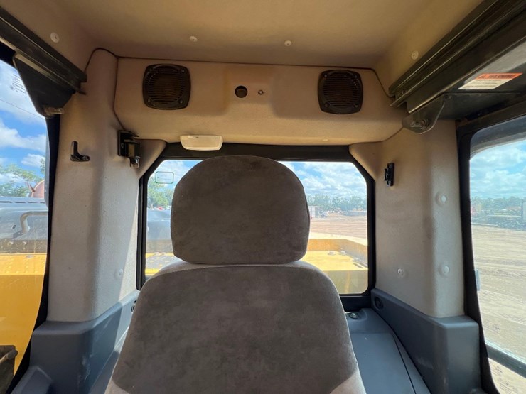2017-komatsu-pc228us-lc-10-image-45