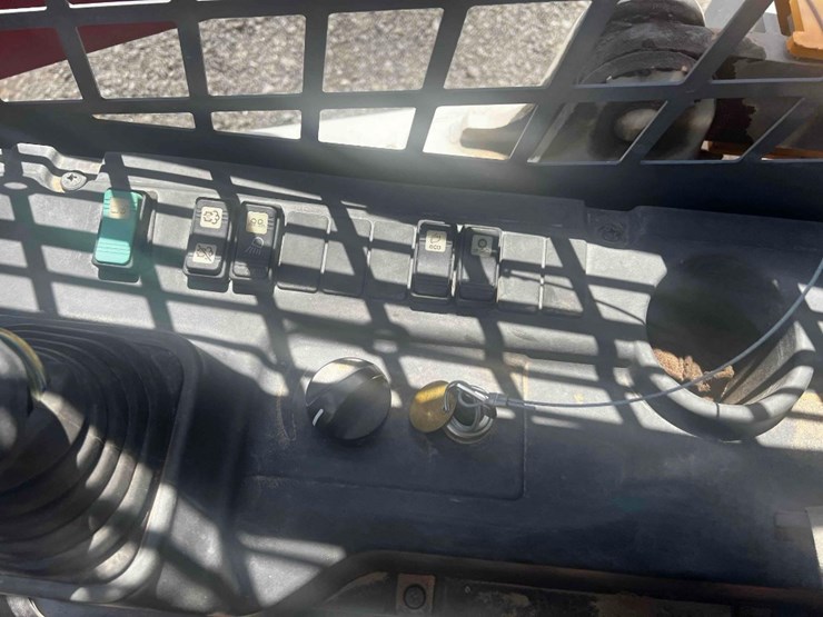 2021-takeuchi-tl12v2-image-12