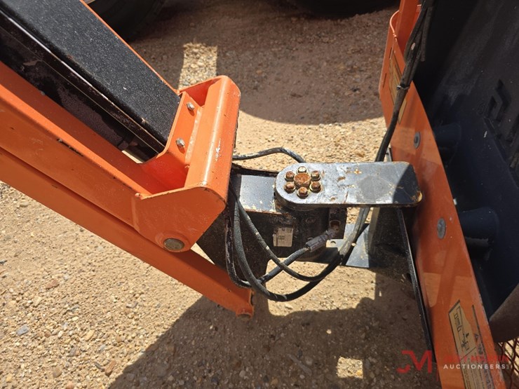 2012-jlg-e300ajp-image-16