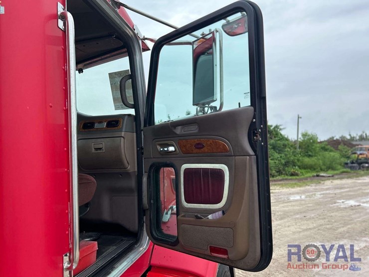 2009-peterbilt-384-image-27