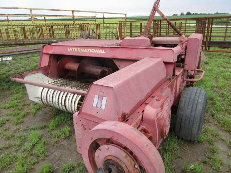ih-445-square-baler-image-7