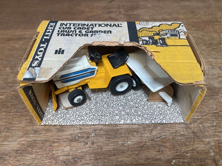 1/16-ih-cub-cadat-1650-l&g-set-nib-ertl-image-4