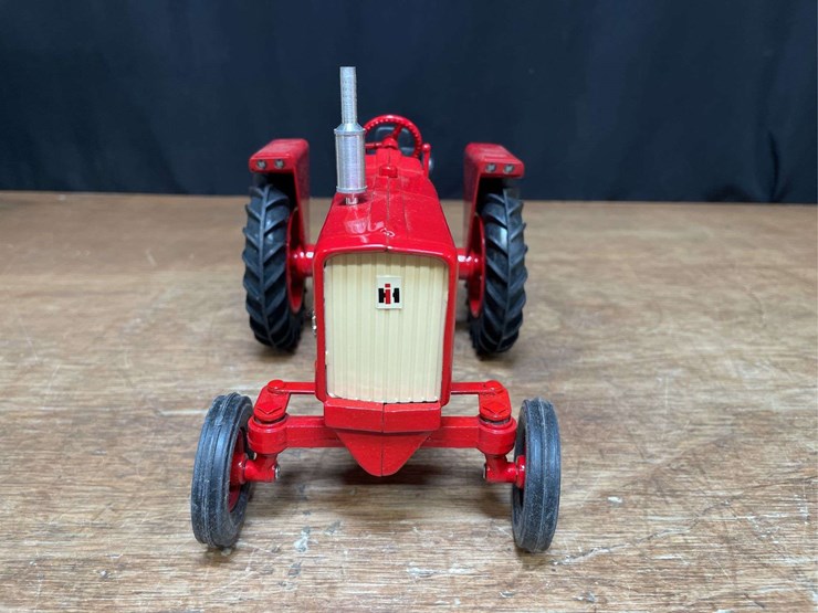 1/16-farmall-656-1996-ontario-nib-sm-image-12
