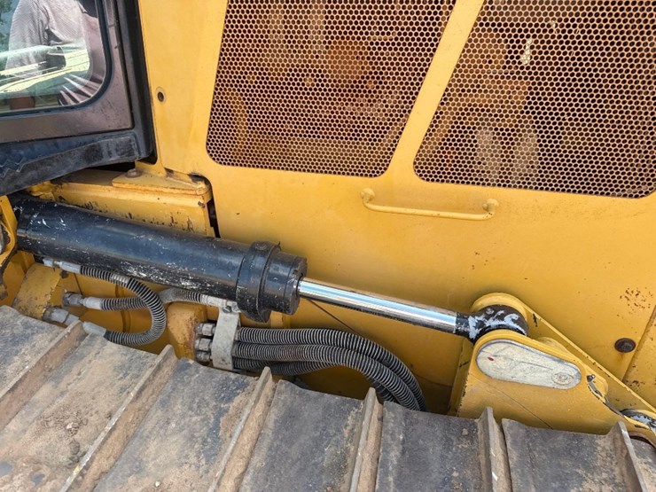 2016-caterpillar-d5k2-lgp-image-25