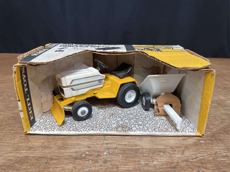 1/16-ih-cub-cadet-1650-l&g-set-nib-ertl-image-1