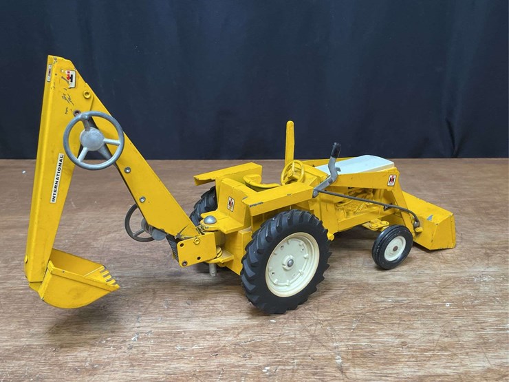 1/16-ih-3444-backhoe-ertl-image-6