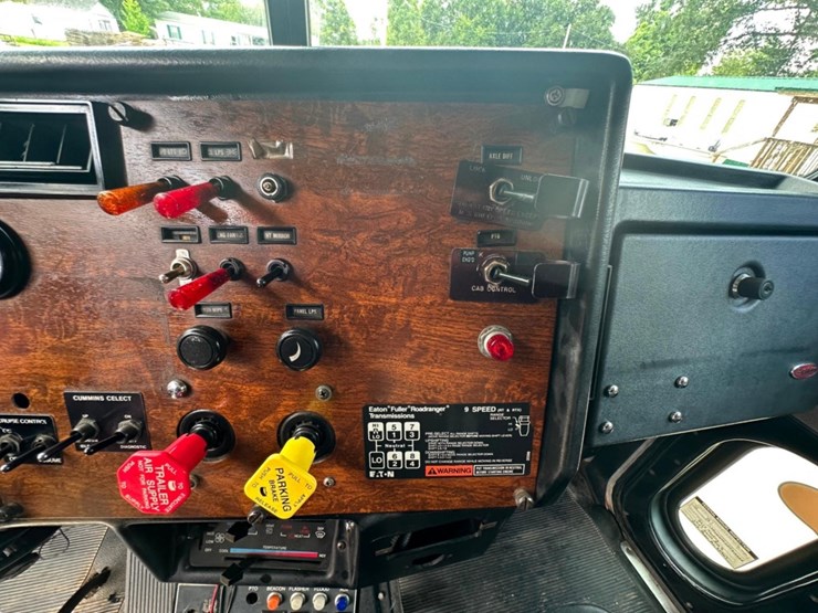 1992-peterbilt-377-image-33