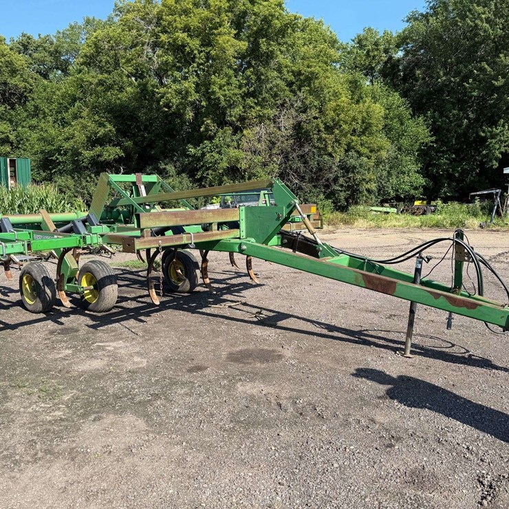 JOHN DEERE 680