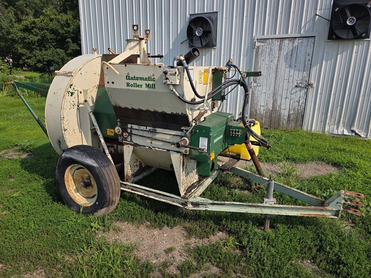 automatic-silage-blower,-set-up-for-high-moisture-corn,-set-up-with-automatic-roller-mill-image-1