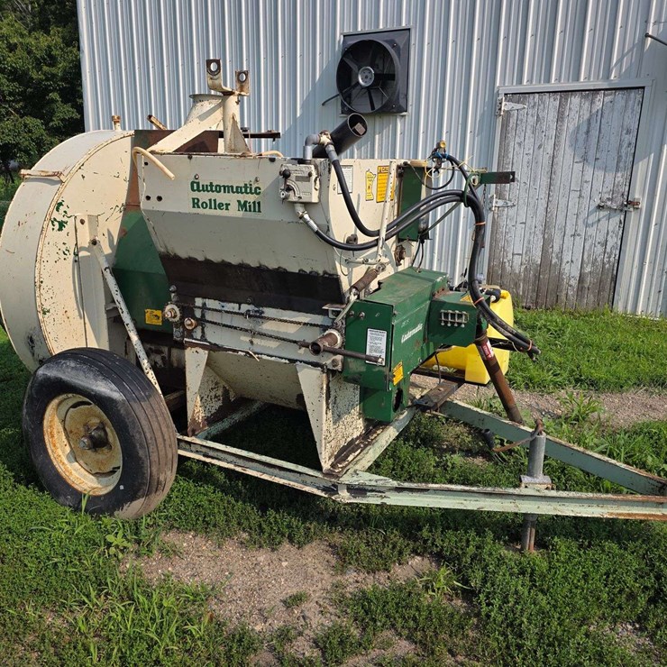 Automatic Silage Blower, Set up for High Moisture Corn, Set up with Automatic Roller Mill