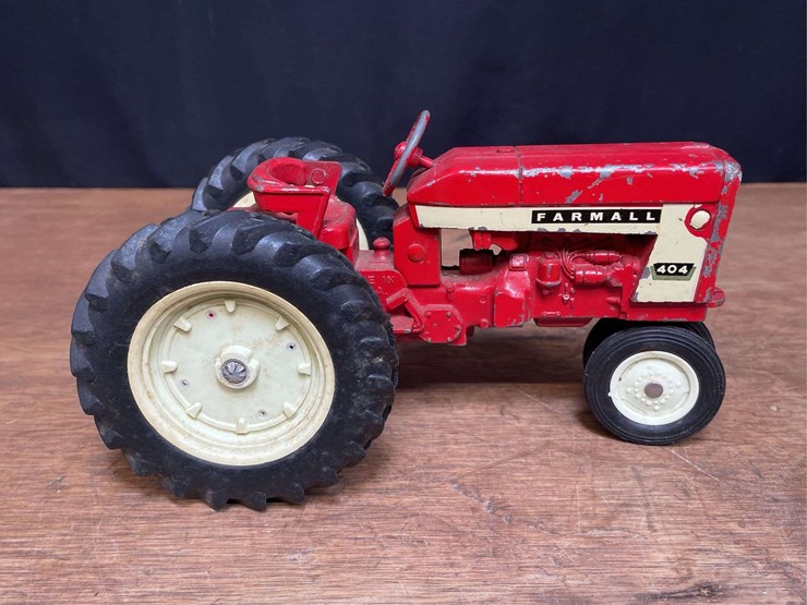1/16-farmall-404-ertl-image-7