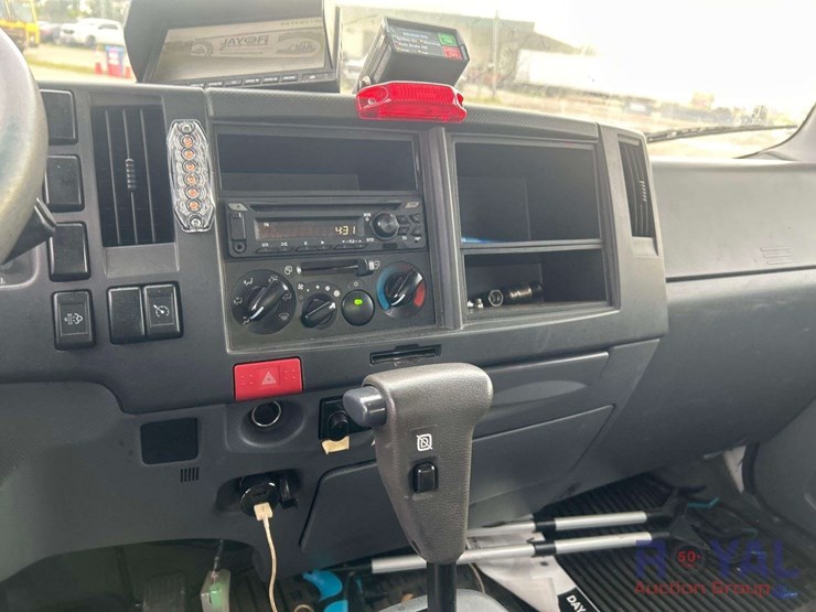 2021-isuzu-nrr-image-12