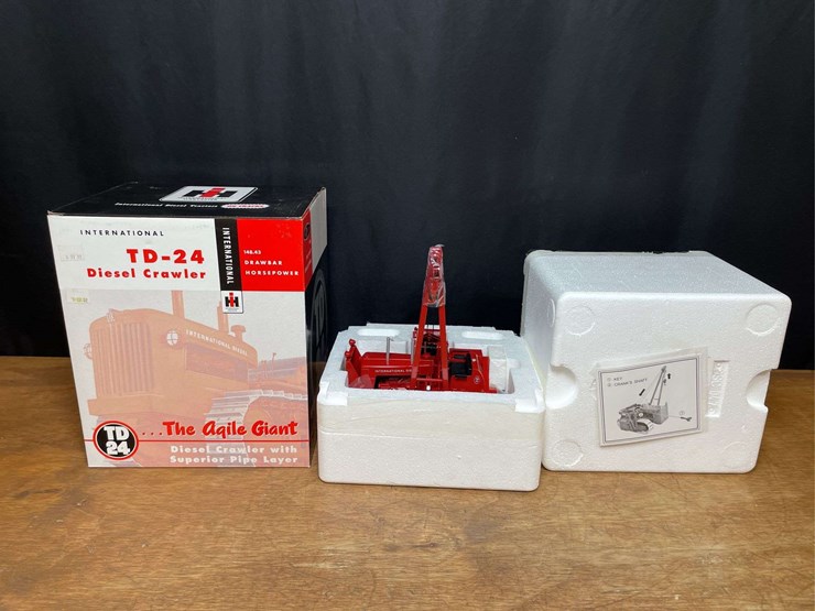 1/25-ih-td24-crawler-w/superier-pipe-layer-nib-sc-image-1