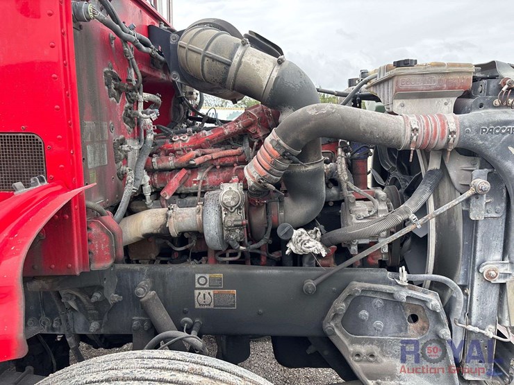 2009-peterbilt-384-image-23