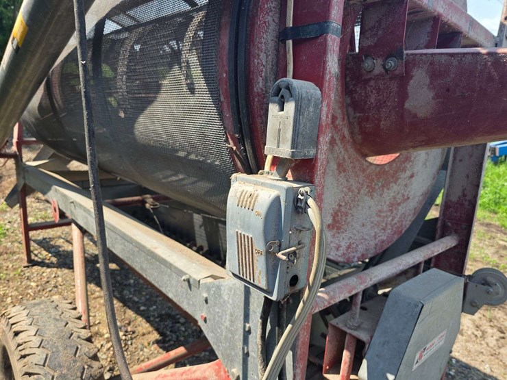 hutchingson-single-phase-grain-screener,-(2)-1.5hp-electric-motors,-78-15-tires-on-4-bolt-rims-image-9