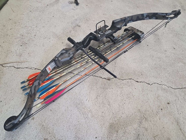 compound-bow-with-7-arrows-and-quiver,-pearson-renegade-brand,-45lb-pull-image-4