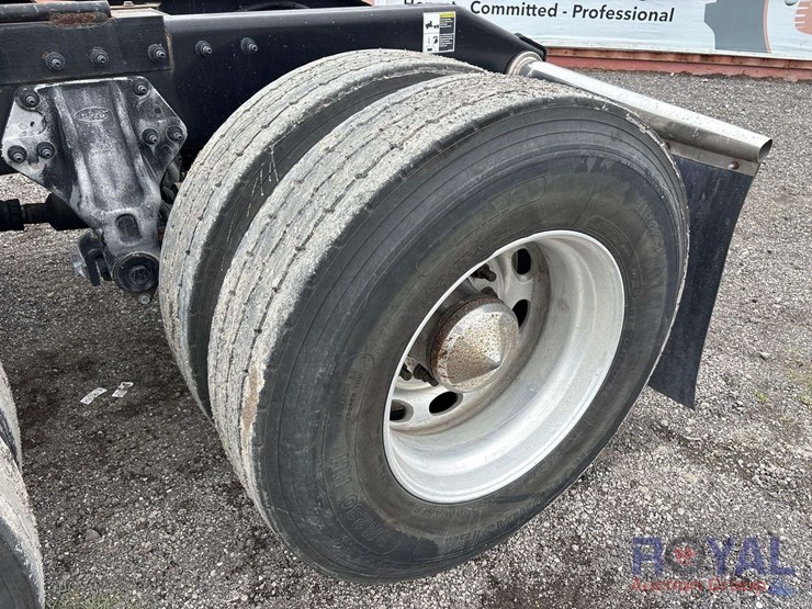 2009-peterbilt-384-image-39
