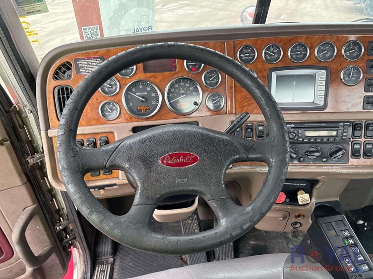 2009-peterbilt-384-image-14