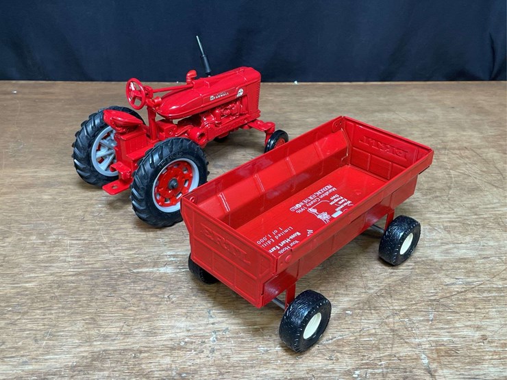 1/16-farmall-super-m-ta-+-wagon-1996-wisconsin-nib-ertl-image-8