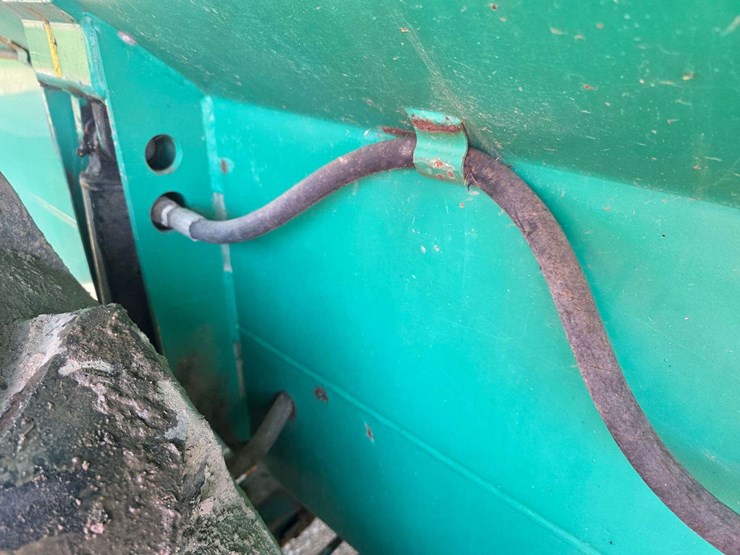 houle-7300-gallon-manure-tank,-3-axle,-front-and-back-axles-steer,-725/65-26-tires,-was-used-in-spri-image-13