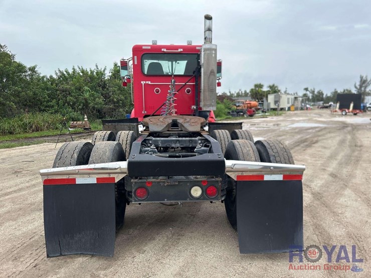 2009-peterbilt-384-image-24