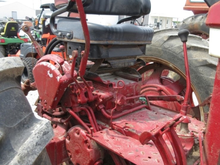 ih-farmall-504-tractor-image-9