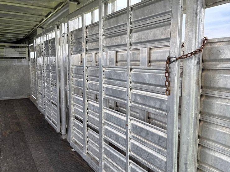 2012-featherlite-7ft-x-24ft-aluminum-gooseneck-livestock-trailer-image-26