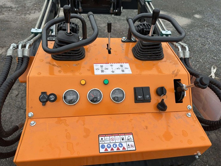 2024-landhero-ldh-t380-mini-skid-steer-loader-image-5