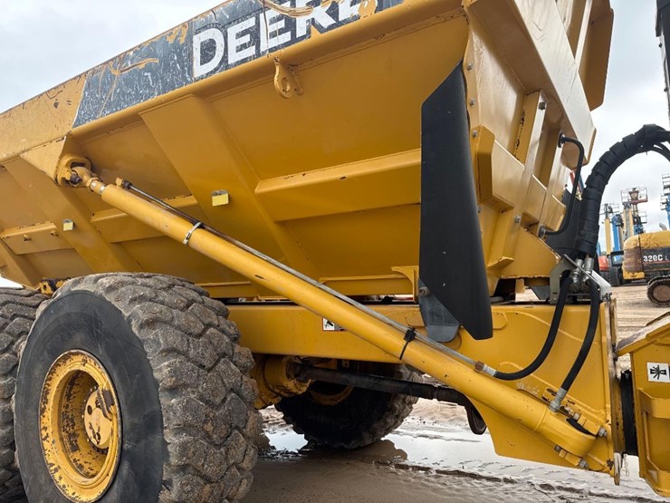 2014-deere-250d-image-18