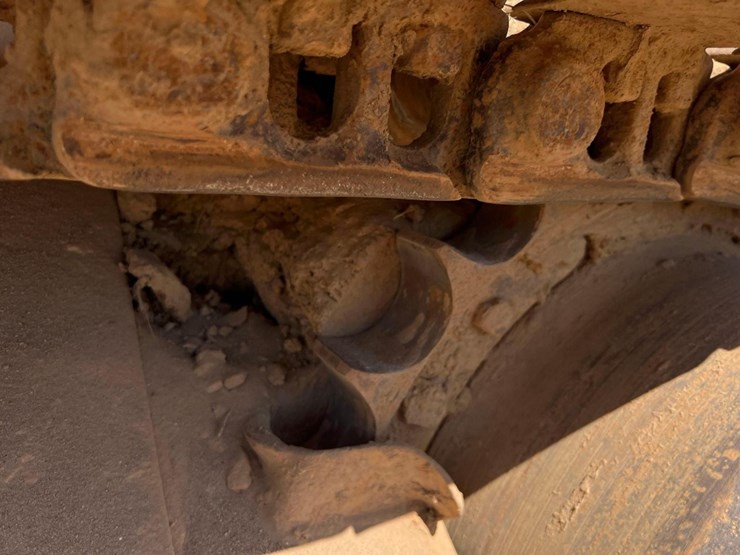 2004-caterpillar-d3g-xl-image-10