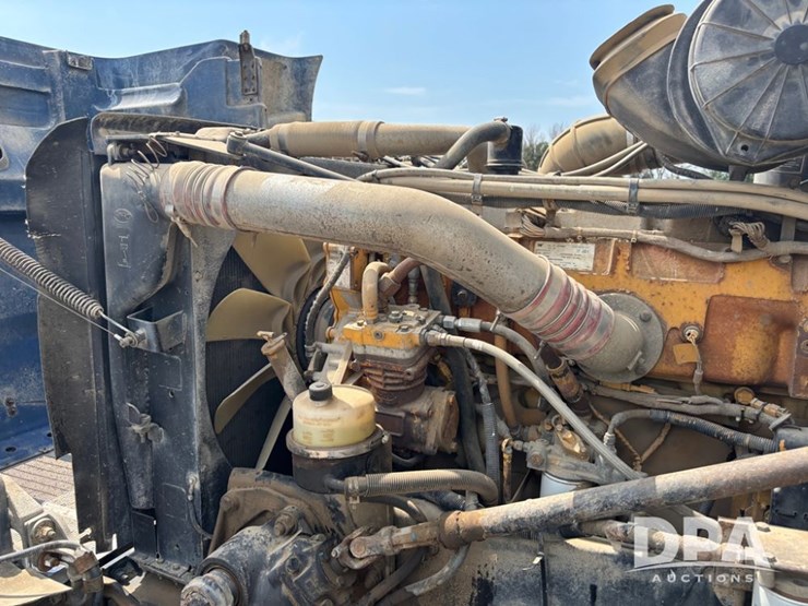 2005-peterbilt-385-image-37