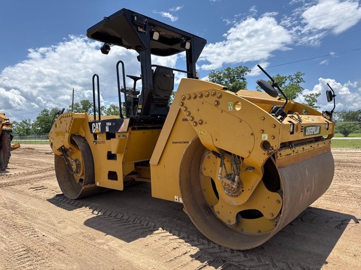 2014-caterpillar-cb54-image-7