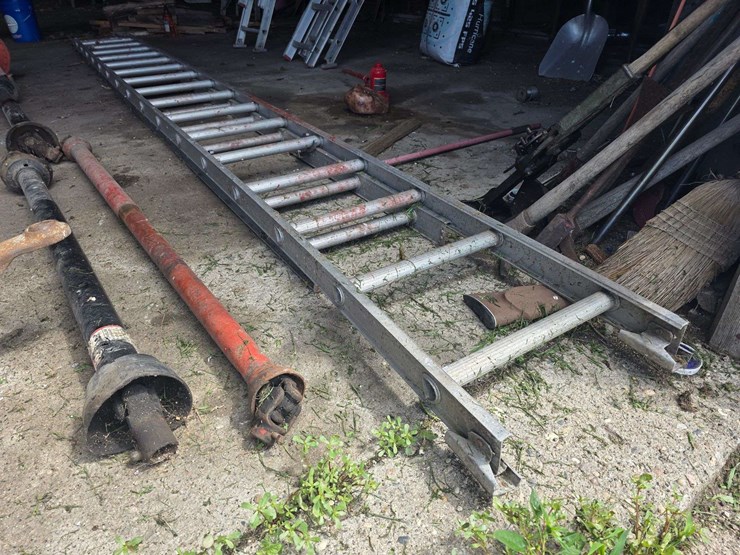 approx-32’-aluminum-step-ladder-image-2