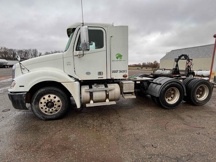 2009-freightliner-columbia-120-image-7