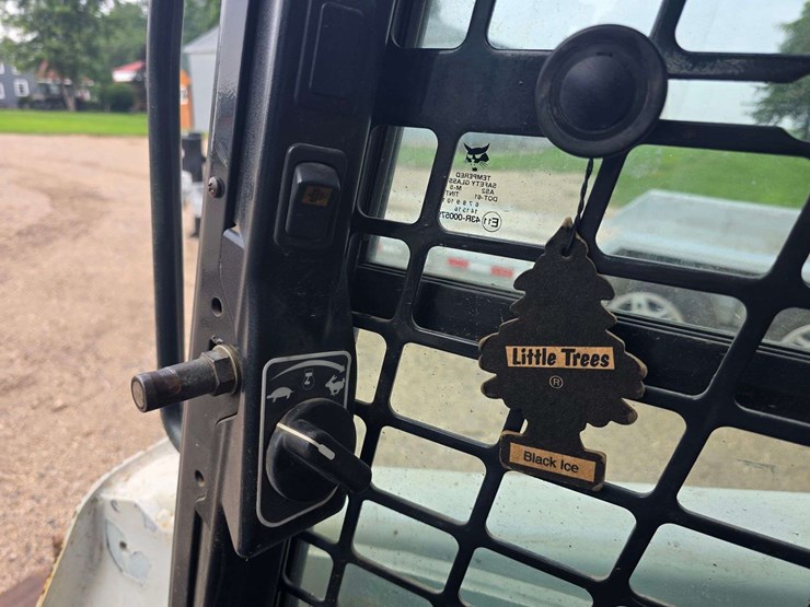 2013-bobcat-t750-image-45