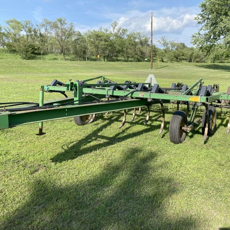 JOHN DEERE 610