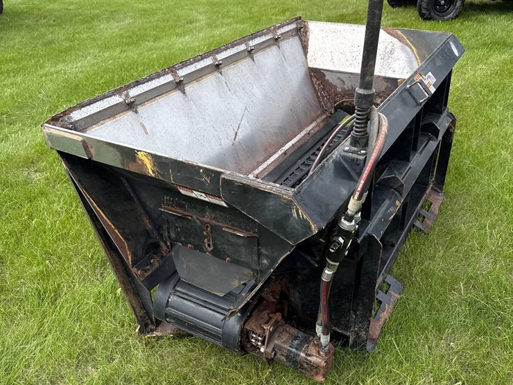 mesch-skidloader-sand-shooter-bucket-image-7