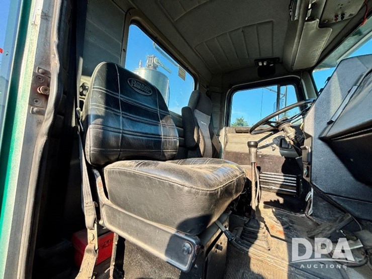 1993-peterbilt-377-image-84