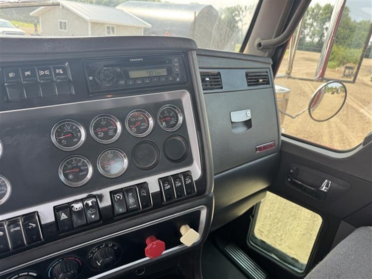2012-kenworth-w900-image-35