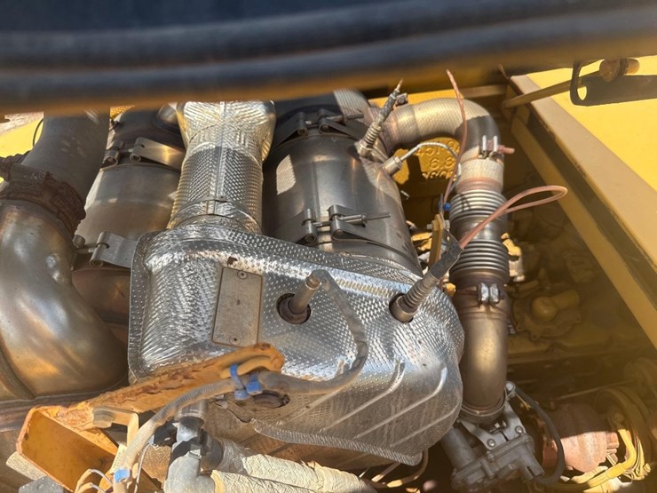 2016-caterpillar-325fl-image-26