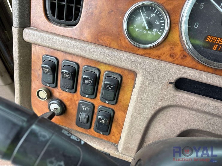 2009-peterbilt-384-image-16