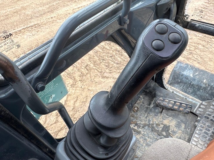 2023-deere-135g-image-33
